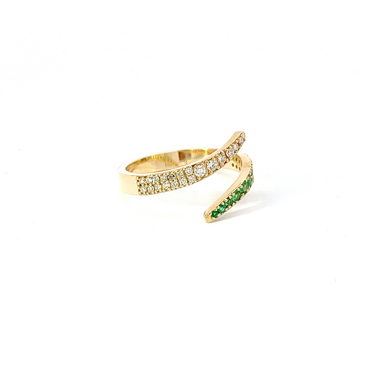Bague torsadée en diamant et émeraude verte