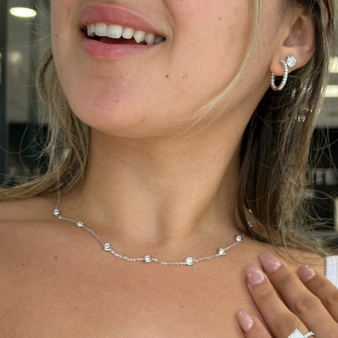 Collier en or blanc 14 carats avec diamants de laboratoire ronds sertis de 3 carats TDW par The Yard
