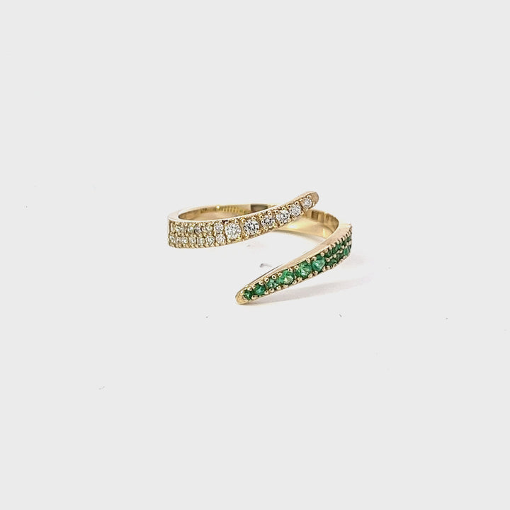 Bague torsadée en diamant et émeraude verte