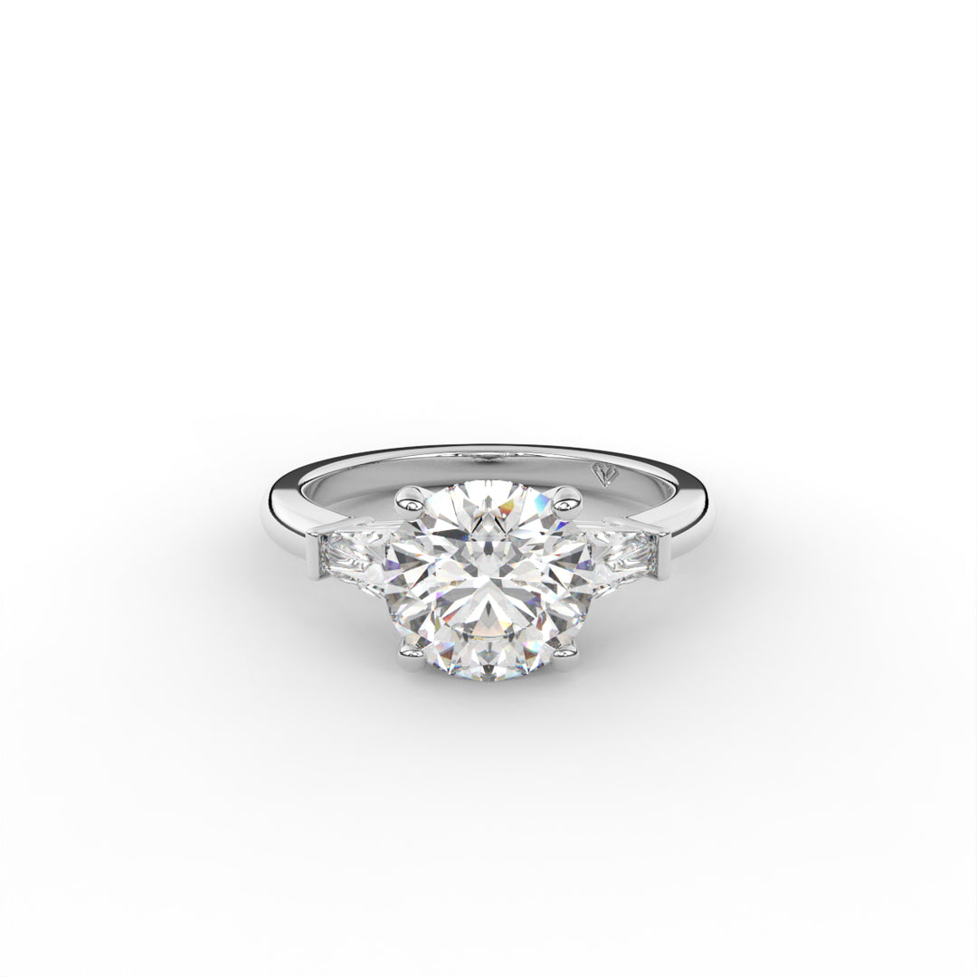 Alice - Bague de fiançailles en or blanc 14 carats avec accents baguette conique