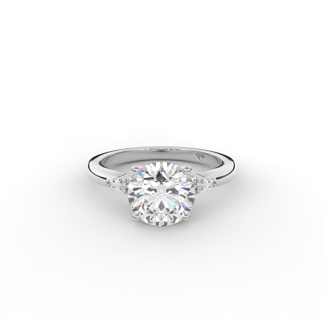 Margaret - Bague de fiançailles en or blanc 14 carats avec accents ronds et marquise Old Money